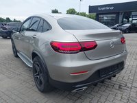 Skats no kreisās puses aizmugurē