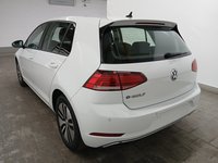 Skats no kreisās puses aizmugurē
