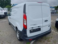 Skats no kreisās puses aizmugurē