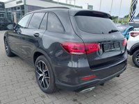 Skats no kreisās puses aizmugurē
