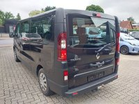 Skats no kreisās puses aizmugurē