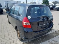 Skats no kreisās puses aizmugurē