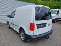 Skats no kreisās puses aizmugurē