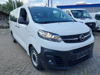 Skats no labās puses priekšā