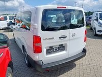Skats no kreisās puses aizmugurē