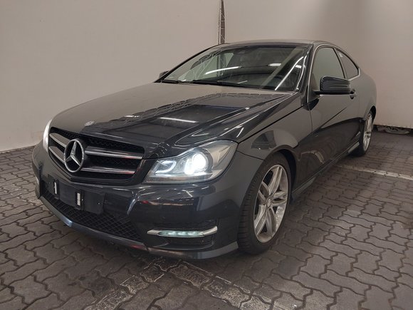 Skats no kreisās puses priekšā