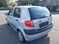 Skats no kreisās puses aizmugurē