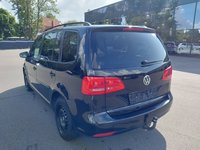 Skats no kreisās puses aizmugurē