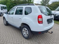 Skats no kreisās puses aizmugurē