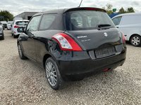 Skats no kreisās puses aizmugurē