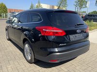 Skats no kreisās puses aizmugurē