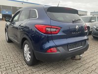 Skats no kreisās puses aizmugurē