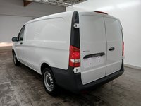 Vaade tagant vasakult