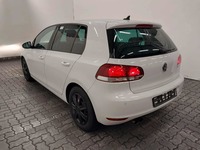 Skats no kreisās puses aizmugurē