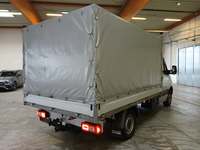 Pogled od pozadi desno