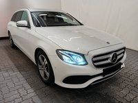Skats no labās puses priekšā