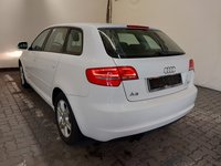 Vaade tagant vasakult