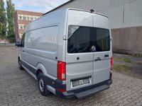 Skats no kreisās puses aizmugurē