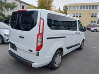 Skats no labās puses aizmugurē