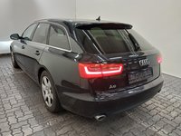 Skats no kreisās puses aizmugurē