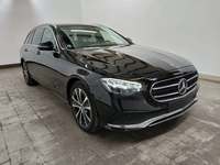 Skats no labās puses priekšā