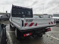 Skats no kreisās puses aizmugurē