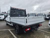 Skats no kreisās puses aizmugurē