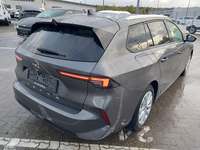 Skats no labās puses aizmugurē