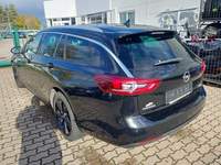 Vaade tagant vasakult