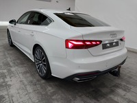 Skats no kreisās puses aizmugurē