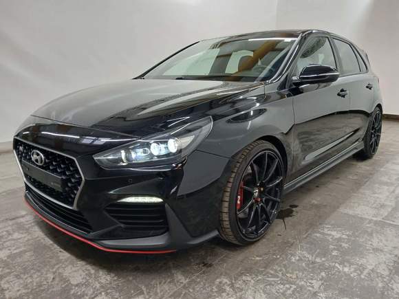 Skats no kreisās puses priekšā