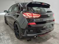 Skats no kreisās puses aizmugurē