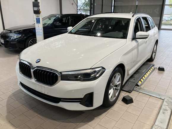 Skats no kreisās puses priekšā