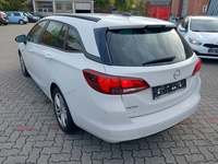 Vaade tagant vasakult