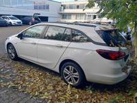 Vaade tagant vasakult