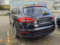 Vaade tagant vasakult