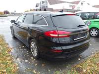 Vaade tagant vasakult