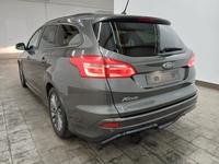 Skats no kreisās puses aizmugurē