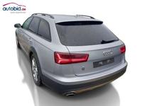 Skats no kreisās puses aizmugurē