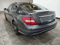 Skats no kreisās puses aizmugurē