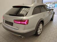 Skats no labās puses aizmugurē