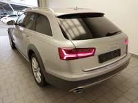 Skats no kreisās puses aizmugurē