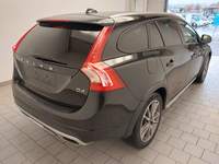 Skats no labās puses aizmugurē