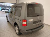 Skats no kreisās puses aizmugurē