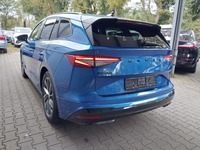 Skats no kreisās puses aizmugurē