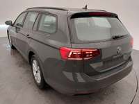 Skats no kreisās puses aizmugurē