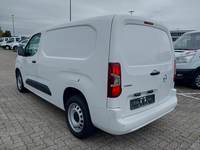 Skats no kreisās puses aizmugurē