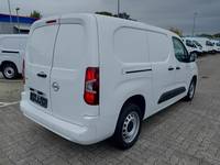 Skats no labās puses aizmugurē