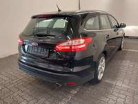 Skats no labās puses aizmugurē