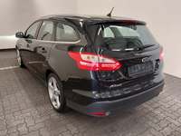 Skats no kreisās puses aizmugurē